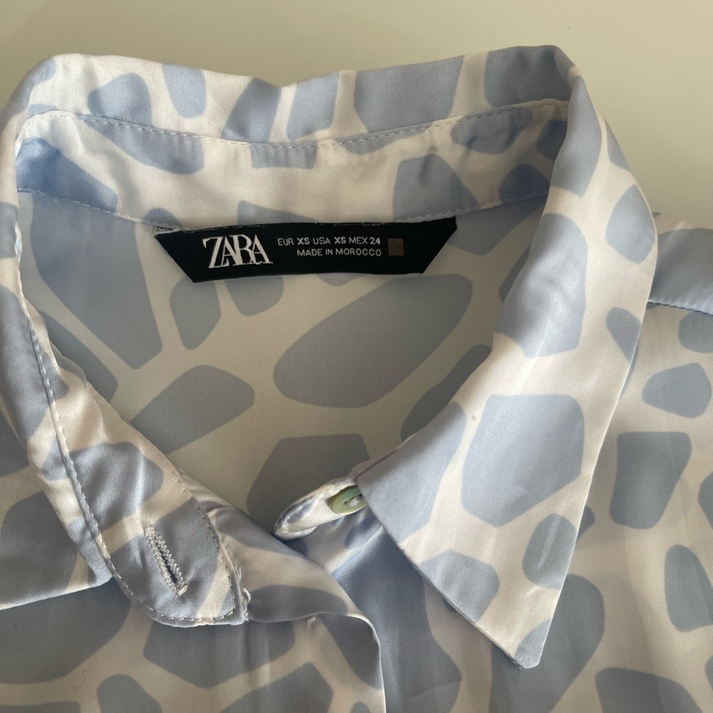 Zara Abstract Blue and White Blouse - Picture 2 of 15